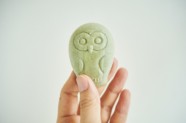 フクロウの形をかたどった最中皮の中にアーモンドキャラメルを詰めたFUKU+REのフクロウのフロランタン3羽入り。模様入りの個包装袋に1羽ずつ入り、ギフトボックスにシルバーゴムリボンで仕上げられている。