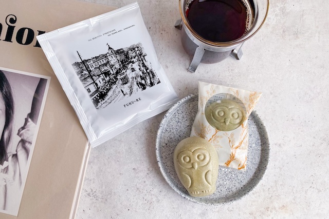 フクロウのフロランタンとFUKU+REオリジナルブレンドコーヒー（珈琲バッグタイプ）をセットにしたギフト。化粧箱にシルバーゴムリボンで仕上げられており、コーヒー好きへのプレゼントに最適。