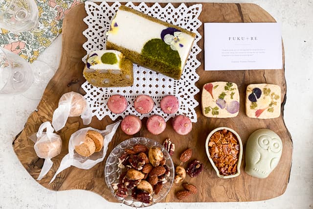 FUKU+REの「ふくれ菓子と焼き菓子の詰め合わせギフト」の商品画像。鹿児島の蒸し菓子ふくれ菓子と個包装の焼き菓子をひと箱に詰め合わせ、シルバーのゴムリボンで仕上げた贈答用のギフトボックス