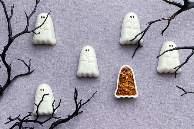 ハロウィン限定のお菓子「おばけのフロランタン」の商品イメージ。コーヒー風味のサブレ、ビターチョコレート、アーモンドキャラメリゼを最中皮で包んだ大人向けの焼き菓子
