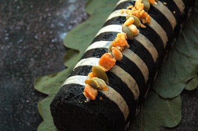 鹿児島の特産素材を使ったスイーツ。白黒のストライプ模様が美しいふくれ菓子に、ナッツがトッピングされている