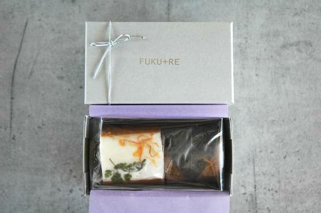 シンプルなギフト箱に詰められた鹿児島ふくれ菓子ミニ2種セット。黒糖と桜島小みかんを並べてお届けするスタイリッシュな贈答品。