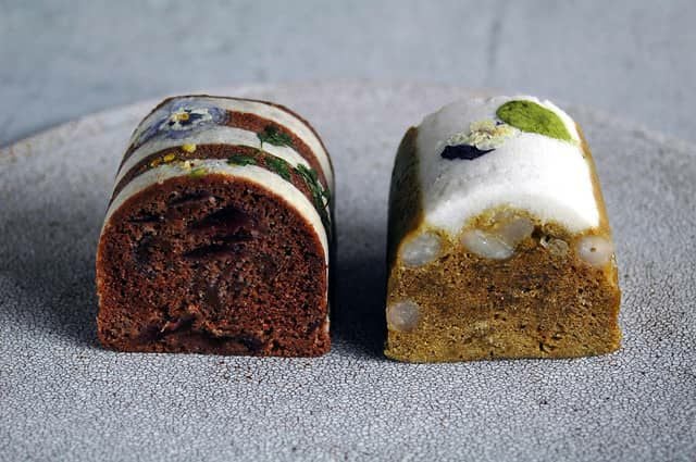 Kirishima（緑茶）のしっとりした緑色生地とPeche mignon（すもも・ココア）の深い茶色断面。色彩コントラストが映える2種の鹿児島郷土スイーツ。