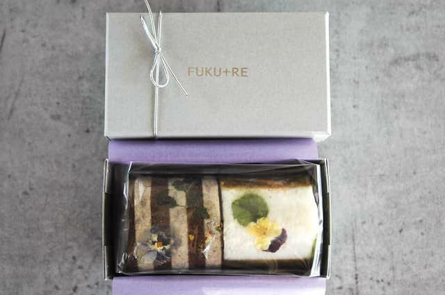 シンプルなギフトボックスに詰められた鹿児島ふくれ菓子Duo B。緑茶KirishimaとココアPeche mignonが並び、手土産やお祝いに最適な演出。