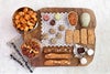 芋飴燻製ナッツ、鰹節ポップコーン、酒粕レーズンビスコッティ、焼き菓子などが木製のプレートに美しく並べられた父の日限定詰め合わせギフト
