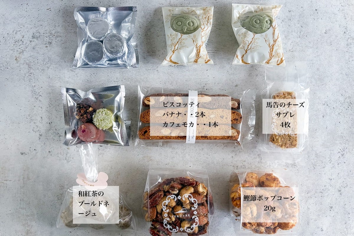 父の日にぴったりな鹿児島の詰め合わせギフト。フクロウのフロランタン、鰹節ポップコーンなどの焼き菓子が個包装で並んでいる