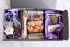 FUKU+REのギフトボックスを開けた中身。焼き菓子、鰹節ポップコーン、芋飴ナッツなどが丁寧に詰められている