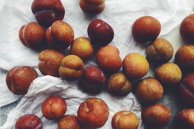 鹿児島産のすもも「花螺李（ガラリ）」は濃厚な深紅色の果肉が美しい、小粒なすももです。