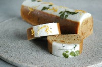 鹿児島ふくれ菓子「Ko-mikan」11cm。グラッセした桜島小みかんを皮ごと練り込み、生姜の香るしっとり蒸し生地。黄色みがかった生地に柑橘の爽やかさが漂う手土産向きスイーツ。