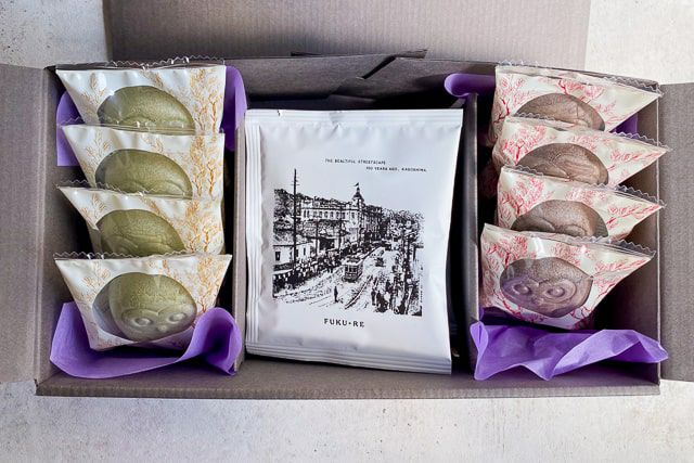 FUKU+RE(フクレ)のドリップコーヒー5袋と、フクロウ最中のフロランタンのよもぎ味4個、チョコレート味4個が詰め合わせになったギフトボックス。紫色の包装紙がアクセントになっており、贈り物にぴったりな上品なパッケージ