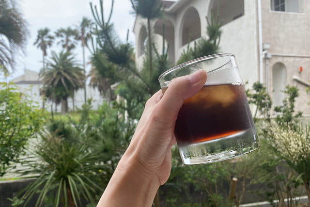 鹿児島の景色とFUKU+REオリジナルコーヒーバッグのアイスコーヒー